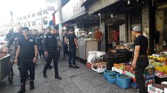 شرطة نابلس تواصل حملة تنظيم المدينة وتدعو المواطنين للالتزام