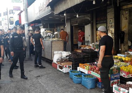 شرطة نابلس تواصل حملة تنظيم المدينة وتدعو المواطنين للالتزام