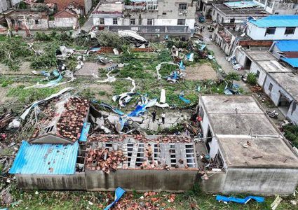 مقتل 10 أشخاص وإجلاء المئات إثر زوبعة ضربت شرق الصين