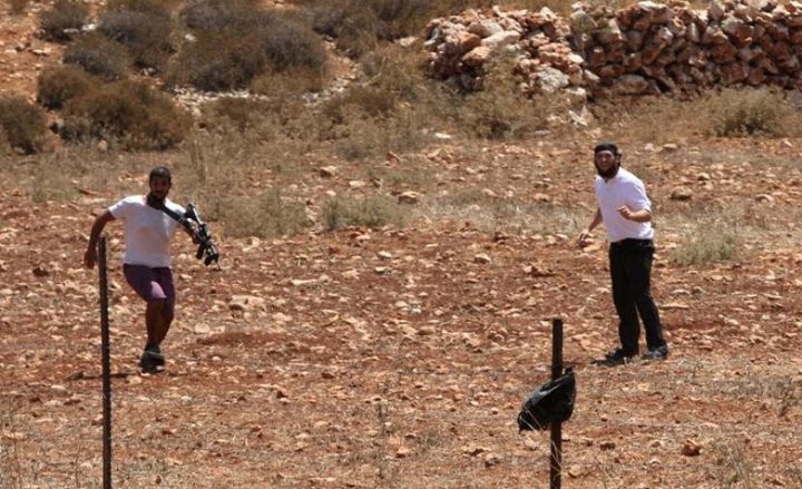 مستوطنون ينصبون خيمة وحظيرة أغنام بمسافر يطا جنوب الخليل