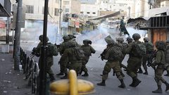 حالات اختناق في جلبون والاحتلال يغلق مداخلها بالسواتر الترابية