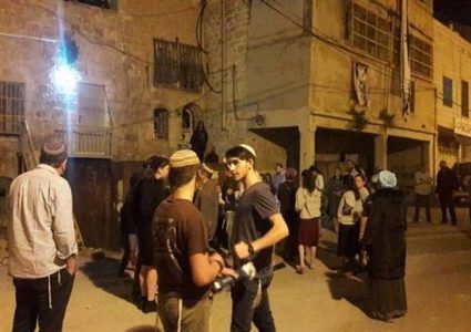 مستوطنون مسلحون يهاجمون وفدا دبلوماسيا شرق رام الله