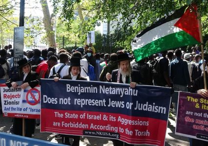 حاخامات يهود يتظاهرون في نيويورك احتجاجا على لقاء نتنياهو بالرئيس بايدن