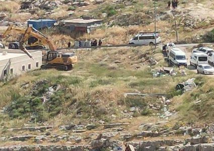 الاحتلال يهدم محلا تجاريا لبيع مواد البناء جنوب نابلس