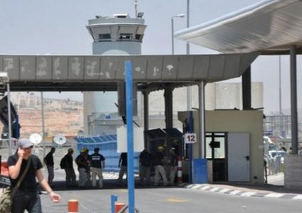 إصابة شاب برصاص الاحتلال بزعم تنفيذ عملية على حاجز قلنديا​​​​​​​