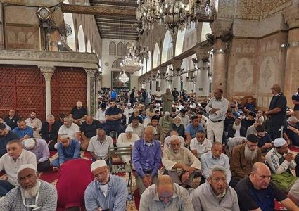 آلاف المواطنين يؤدون صلاة الفجر في الأقصى