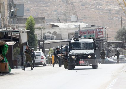 الاحتلال يعتقل مواطنا من العيزرية ويستولي على تسجيلات كاميرات