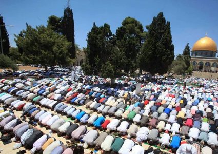 50 ألف يؤدون صلاة الجمعة في المسجد الأقصى