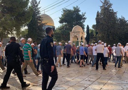 مستوطنون يؤدون طقوسا تلمودية في محيط المسجد الأقصى