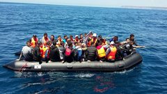 إنقاذ 27 مهاجرا غير شرعي غرق زورقهم شمال لبنان