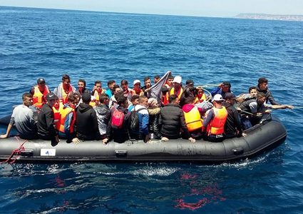 إنقاذ 27 مهاجرا غير شرعي غرق زورقهم شمال لبنان