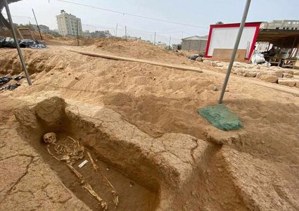 العثور على 4 قبور تعود لأول مقبرة رومانية كاملة بغزة