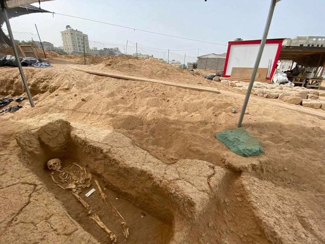 العثور على 4 قبور تعود لأول مقبرة رومانية كاملة بغزة