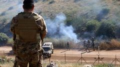 الاحتلال يطلق قنابل دخانية صوب مركبة للجيش اللبناني