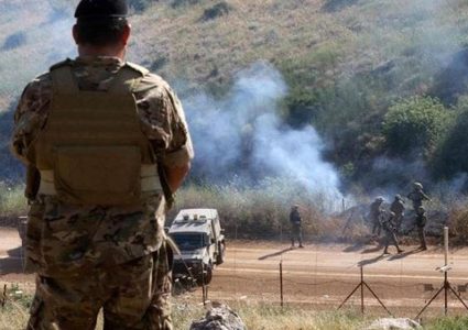 الاحتلال يطلق قنابل دخانية صوب مركبة للجيش اللبناني