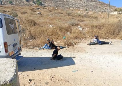 الاحتلال يعتقل 5 شبان على حاجز بيت فوريك شرق نابلس