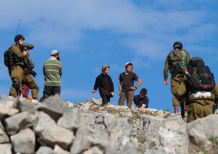 مستوطنون يعتدون على رعاة الأغنام في المغير شرق رام الله