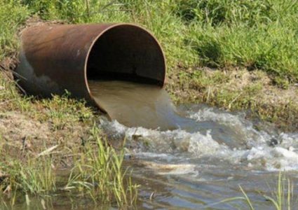 الاحتلال يضخ مياها عادمة تجاه أراضٍ جنوب قلقيلية