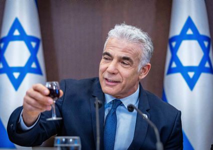 يائير لابيد يحذر من "نووي سعودي"