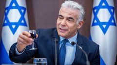 يائير لابيد يحذر من "نووي سعودي"