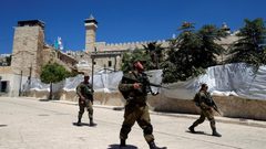 مدير أوقاف الخليل يستنكر اقتحام قوات الاحتلال الحرم الإبراهيمي