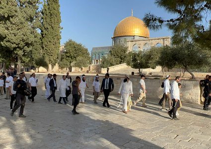 احتفالا بما يسمى "عيد الغفران" : عشرات المستوطنين يقتحمون المسجد الاقصى