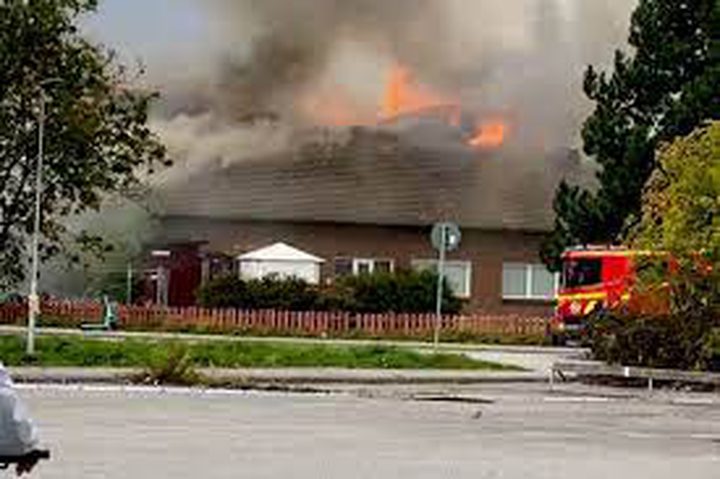 حريق متعمد يدمر مسجدا في مدينة إسكلستونا بالسويد