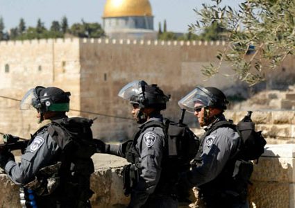 الاحتلال يعتقل أحد حراس المسجد الأقصى