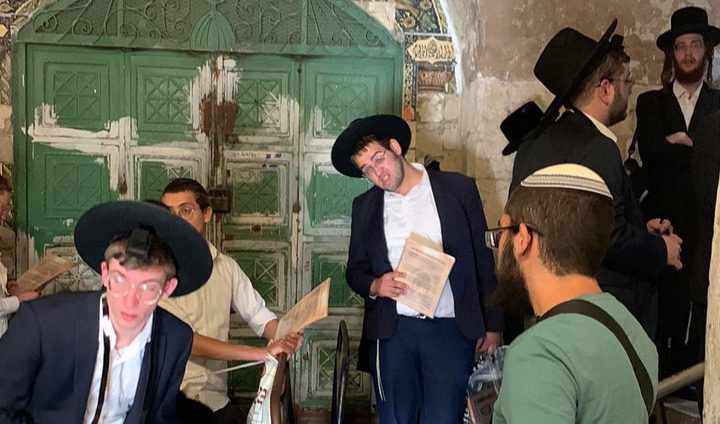 مستوطنون يغلقون الشارع الرابط بين القدس ورام الله