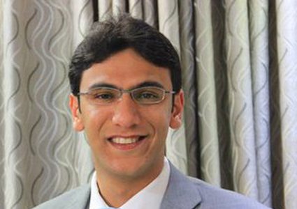 جولة عفوية لاستاذ الموسيقى ناصر الأسمر في اروقة الكلية لمناسبة ذكرى المولد