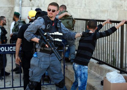 الاحتلال يعتقل طفلا قرب باب العمود ويعتدي على المواطنين