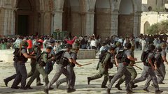 23 عاما على اندلاع انتفاضة الاقصى