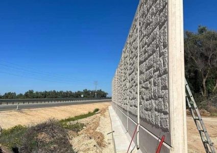 الاحتلال يحصن طرق التفافية في غلاف غزة بجدار خرسانية