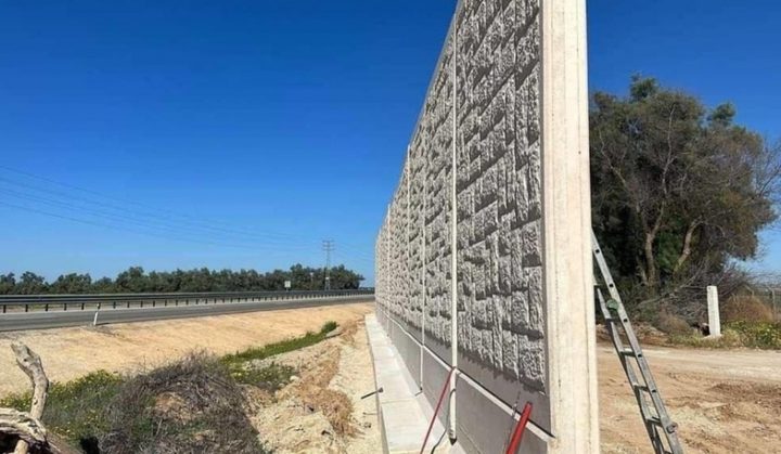 الاحتلال يحصن طرق التفافية في غلاف غزة بجدار خرسانية