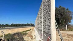 الاحتلال يحصن طرق التفافية في غلاف غزة بجدار خرسانية