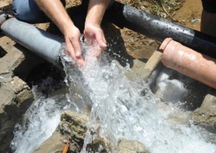 الاحتلال يزيل شبكة المياه الرئيسية لقرية سوسيا جنوب الخليل