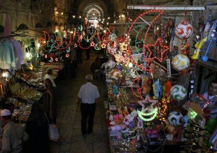 الاحتلال يخطر أصحاب المحال التجارية في سوق القطانين بعدم فتحها صباح الغد