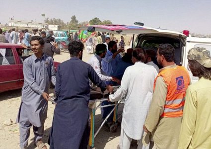 عشرات القتلى والجرحى بتفجير استهدف احتفالا دينيا بباكستان
