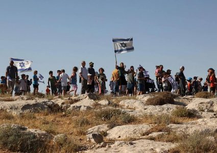 مستوطنون يرفعون أعلامًا إسرائيلية فوق أراضٍ جنوب بيت لحم