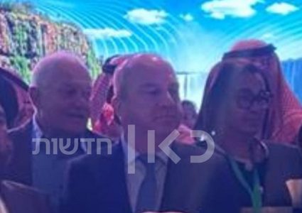 وزير السياحة السوري يعترض على تصوير نظيره الإسرائيلي خلسة إلى جانبه في السعودية