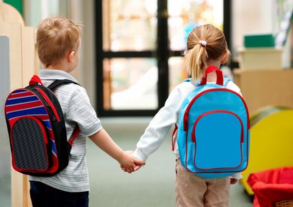 استعدادات المدارس في أمريكا لاستقبال العام الدراسي .. حقائب مضادة للرصاص