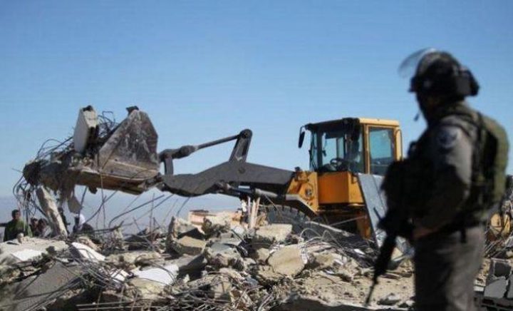 الاحتلال يجبر مواطنة على هدم شقتيها شمال القدس
