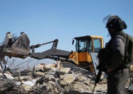 الاحتلال يجبر مواطنة على هدم شقتيها شمال القدس