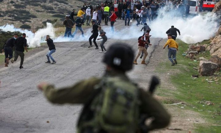 القدس:اندلاع مواجهات مع الاحتلال في حزما
