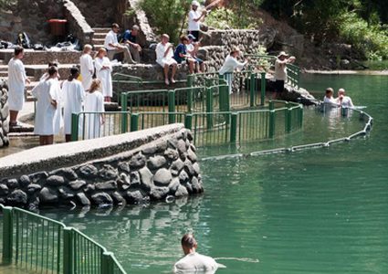 مستوطنون يداهمون برك سليمان السياحية