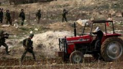 الاحتلال يعتقل مُسنا ويستولي على جراره الزراعي في دير استيا