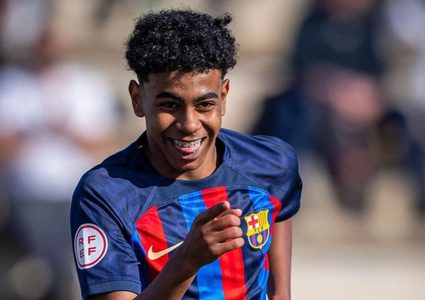 رسميا.. برشلونة يحصن يامال بعقد جديد