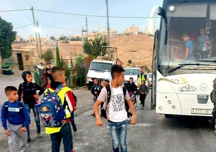 الاحتلال يعيق وصول المعلمين والطلبة إلى 27 مدرسة شرق يطا