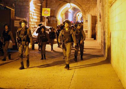 الاحتلال يعتقل مُسنا من العيسوية شمال شرق القدس