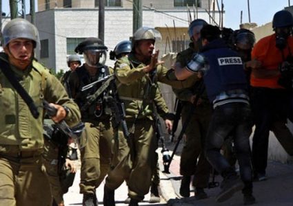 الاحتلال يعتدي على الصحفيين ويجبر المصلين على مغادرة الأقصى